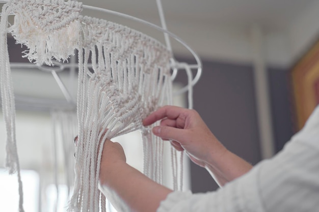 Primer plano de un patrón de textura de macramé hecho a mano Decoración natural de tejido moderno respetuoso con el medio ambiente