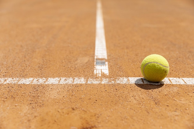 Primer plano de la pelota amarilla en la mesa