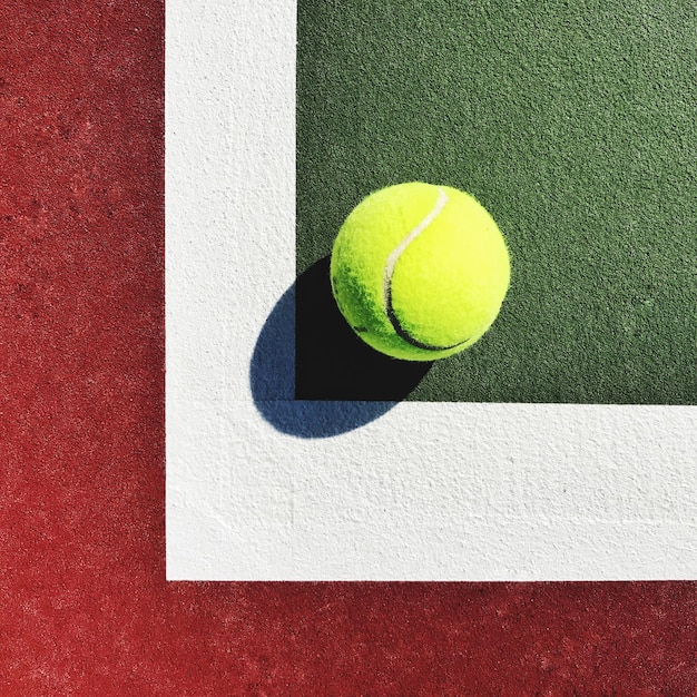 Primer plano de la pelota amarilla en el suelo