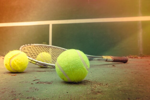 Primer plano de la pelota amarilla en el suelo