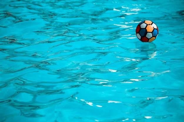 Primer plano de la pelota azul en la piscina