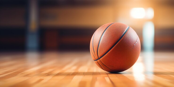 Primer plano de una pelota de baloncesto en una cancha de madera lista para jugar