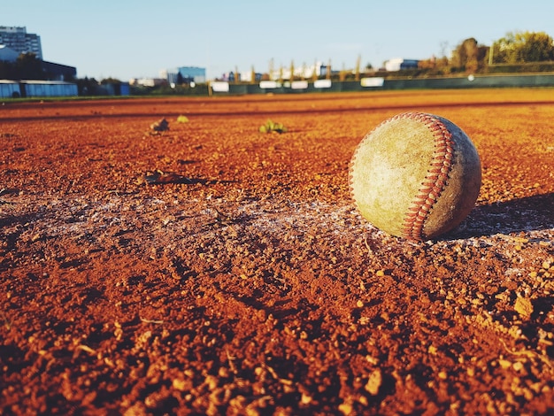 Primer plano de la pelota en el campo