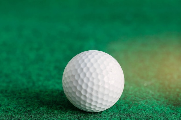 Primer plano de la pelota en el césped