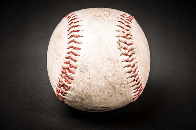 Primer plano de la pelota contra un fondo negro
