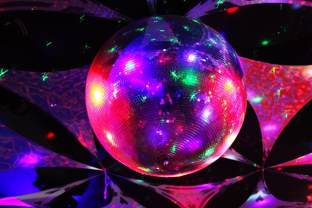 Primer plano de una pelota de discoteca en un club nocturno