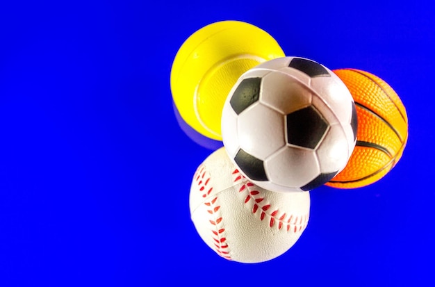 Foto primer plano de una pelota de fútbol contra un fondo azul