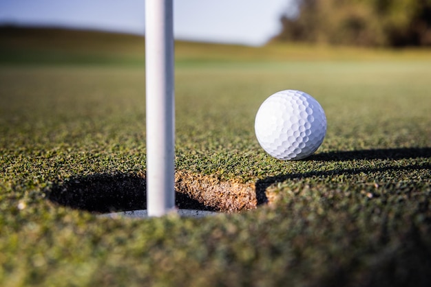 Primer plano de una pelota de golf en el borde