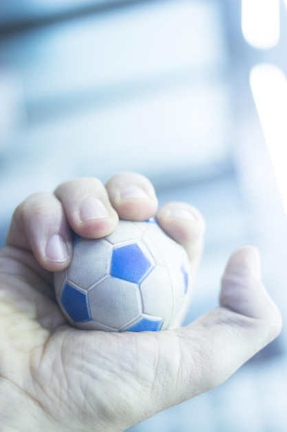 Foto primer plano de la pelota en la mano en casa