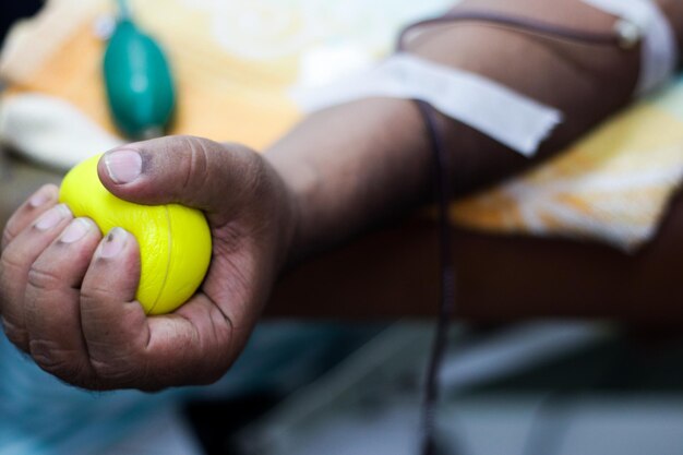 Foto primer plano de la pelota en la mano