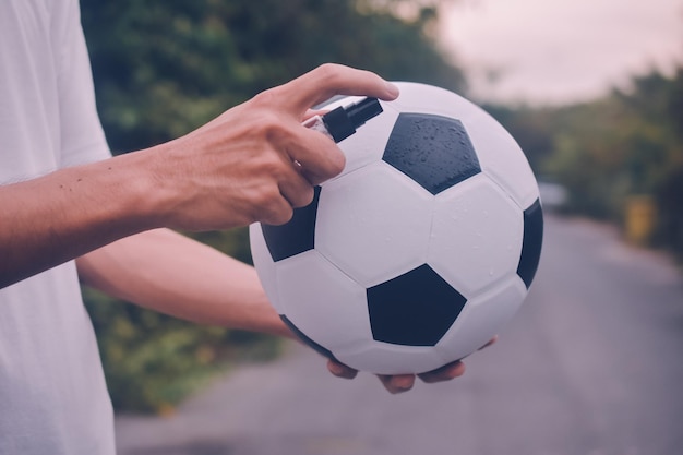 Primer plano de la pelota en la mano