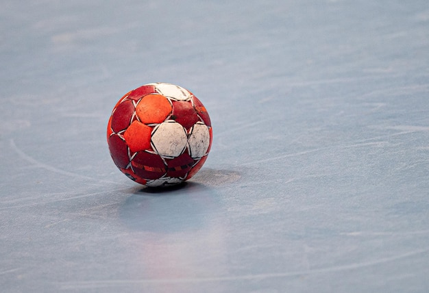 Foto primer plano de la pelota en la mesa