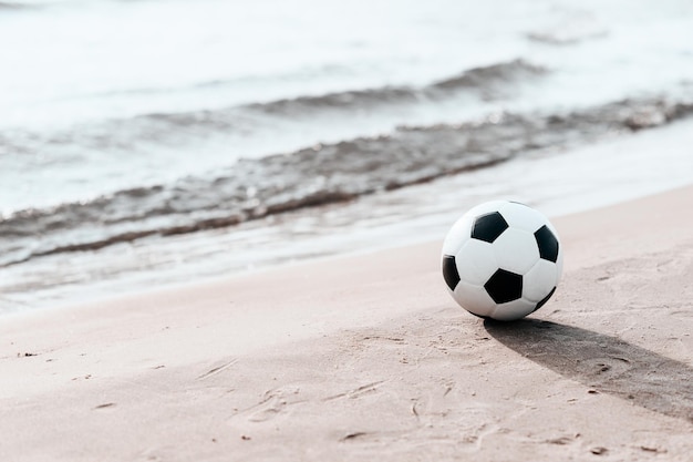 Foto primer plano de la pelota en la playa