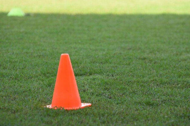 Primer plano de la pelota roja en el campo de hierba