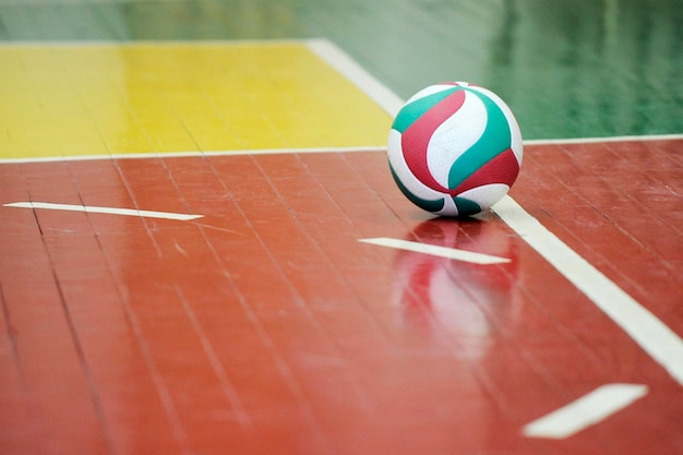 Un primer plano de la pelota en el suelo.