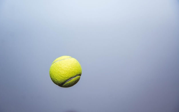 Foto primer plano de una pelota de tenis en el aire