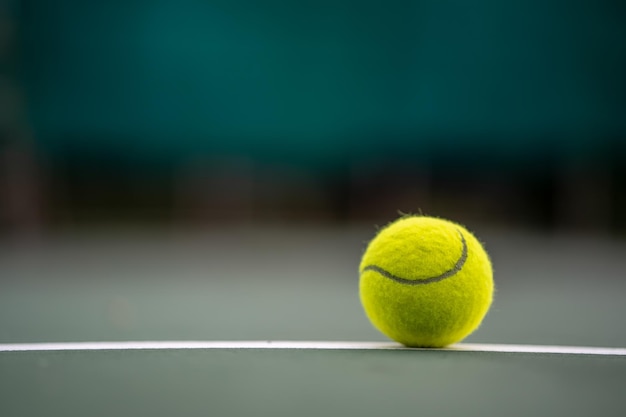 Primer plano de una pelota de tenis en el campo