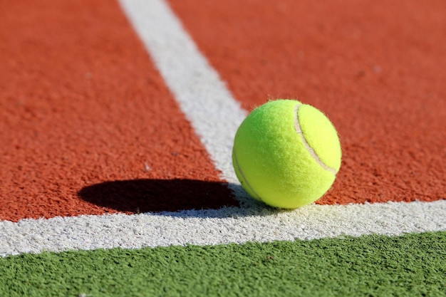 Primer plano de una pelota de tenis