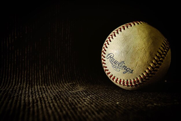 Primer plano de la pelota en el textil en el cuarto oscuro