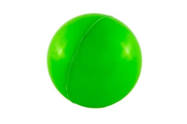 Primer plano de la pelota verde contra un fondo blanco