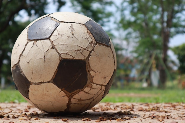 Foto primer plano de la pelota vieja en el campo