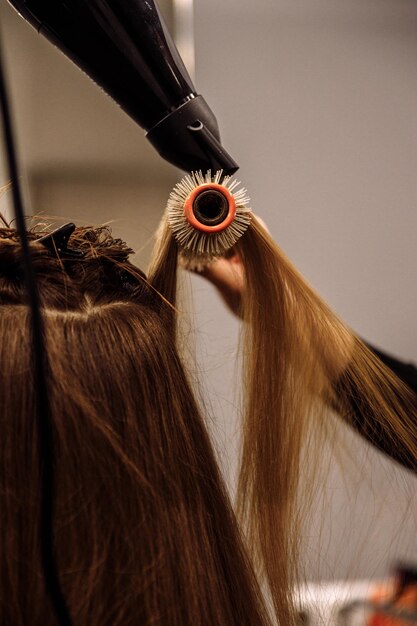 Primer plano de peluquería cortando el cabello de los clientes en un salón de belleza cortando el cabello con tijeras