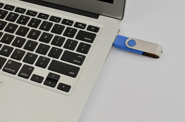 Primer plano del pendrive del portátil que muestra la practicidad y movilidad que proporciona la tecnología.