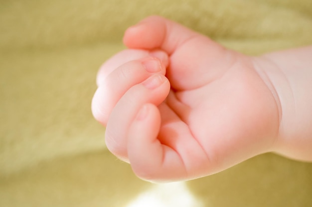 Foto un primer plano de la pequeña mano del bebé enfoque selectivo macro