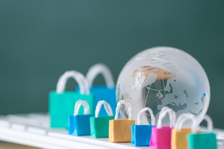 Foto primer plano de pequeñas bolsas de compras coloridas con un recipiente en la mesa