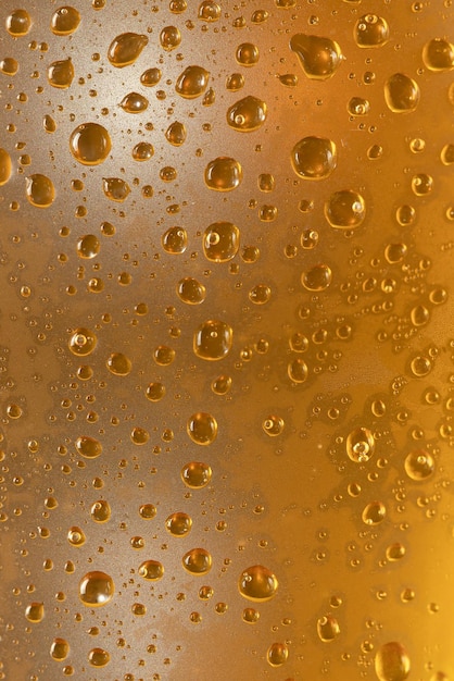 Primer plano de pequeñas gotas de agua en un vaso de cerveza Enfoque selectivo