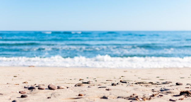 Primer plano de pequeñas rocas en la playa