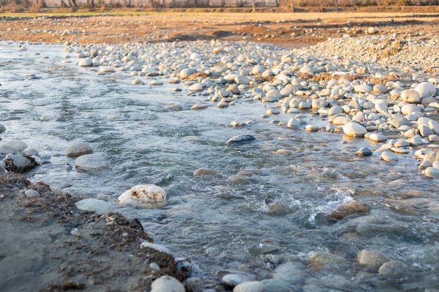 Primer plano de un pequeño chorro de agua