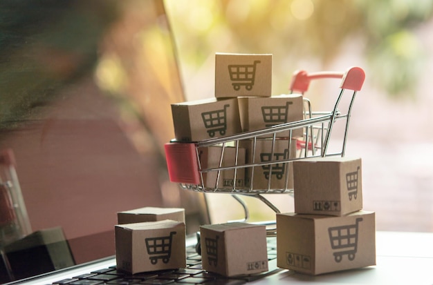 Primer plano de un pequeño letrero para la venta