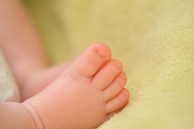 Foto un primer plano de pequeños pies de bebé enfoque selectivo macro