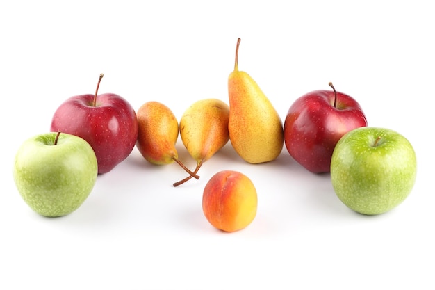 Primer plano de peras y manzanas sobre un fondo blanco Jugosas hermosas peras y manzanas maduras frescas aisladas sobre fondo blanco