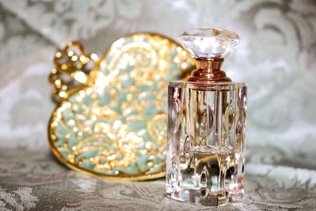 Primer plano de un perfume en la mesa