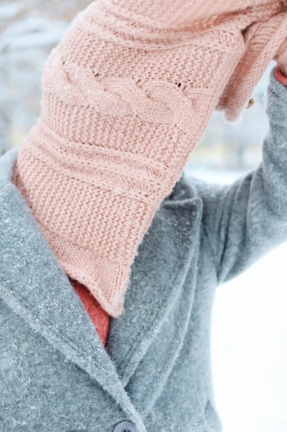 Foto primer plano de una persona cubriendo la cara con un suéter