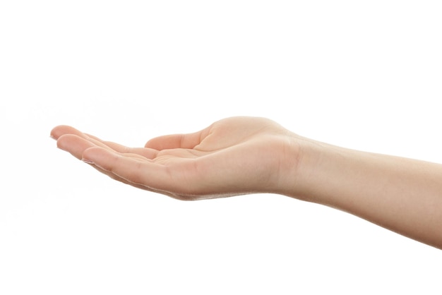 Primer plano de una persona gestando con la mano contra un fondo blanco