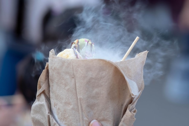 Foto primer plano de una persona con un helado en la mano