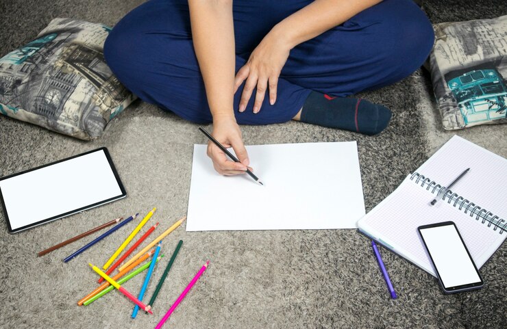 Foto primer plano de persona con implementos de estudio