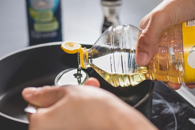 Foto primer plano de una persona con la mano llenando un vaso