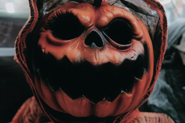 Primer plano de una persona con una máscara durante Halloween