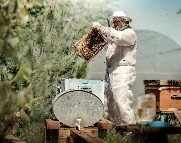 Primer plano de una persona con un paraguas de pie en el campo