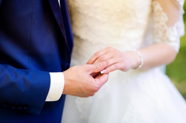 Un primer plano de una persona poniendo un anillo de bodas en el dedo de otra persona Un momento tierno Intercambiando anillos de bodas en primer plano