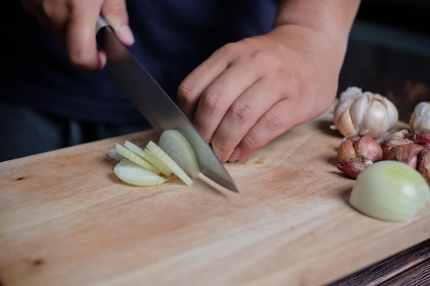 Foto primer plano de una persona preparando comida en la tabla de cortar