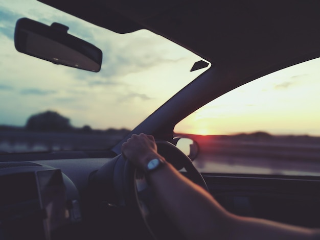 Primer plano de la persona que conduce el automóvil