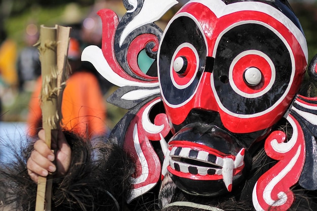 Foto primer plano de una persona que lleva una máscara tradicional