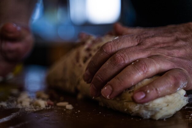 Foto primer plano de la persona que prepara la comida