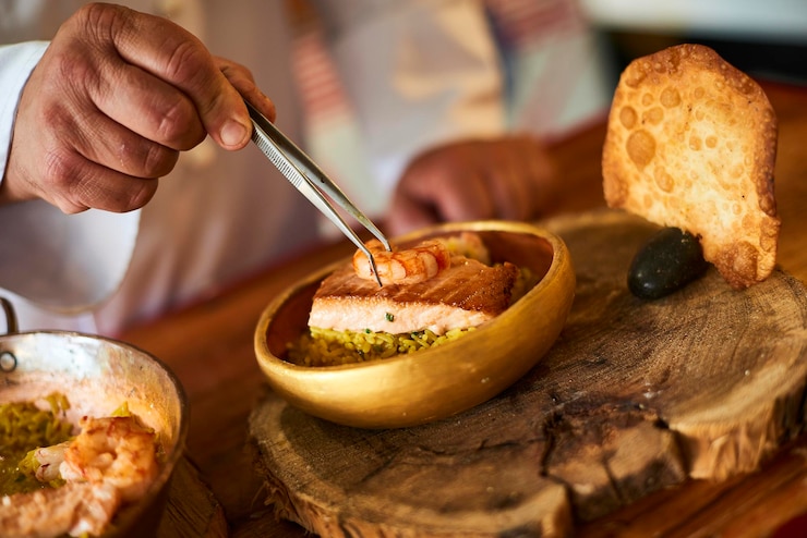 Foto primer plano de la persona que prepara la comida