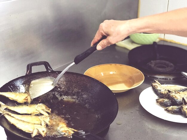 Foto primer plano de la persona que prepara la comida